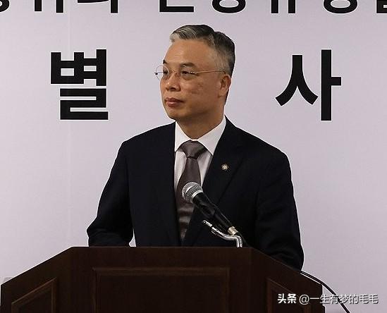 据韩联社4月2日消息，韩国二次综合特检组当天启动强制搜查，突袭首尔中央地方检察厅