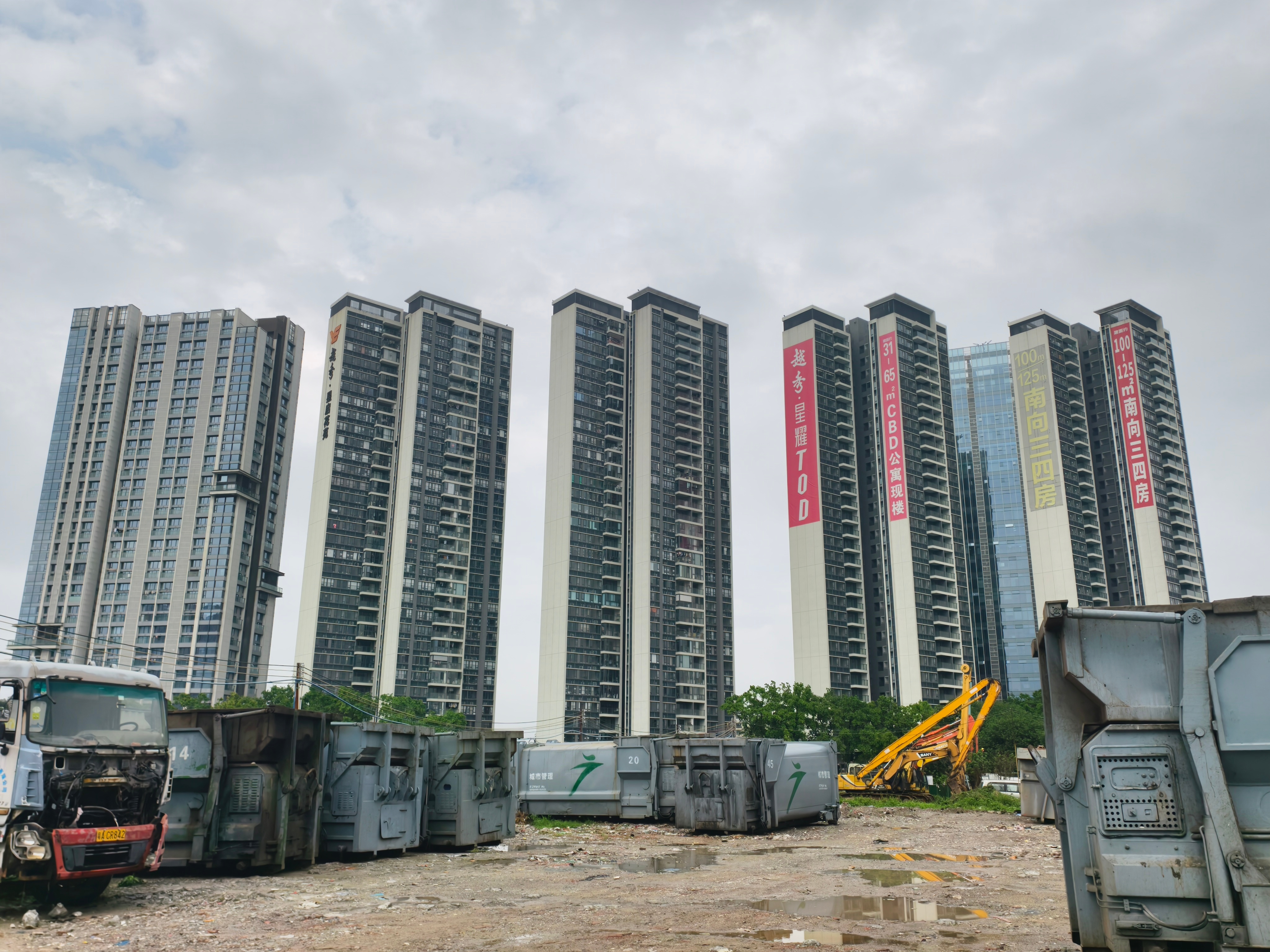 回以前建的房子看了看，已经有人住进去了一定（图一），再看看对面项目部，跟我们同时