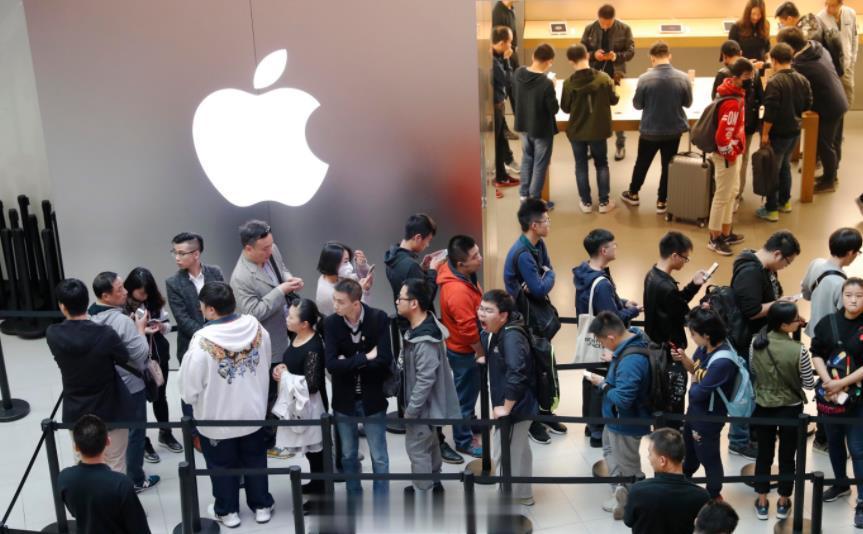 前几年，每次iPhone出新款，很多地方都是排队、甚至通宵排队抢购，也很少能看到