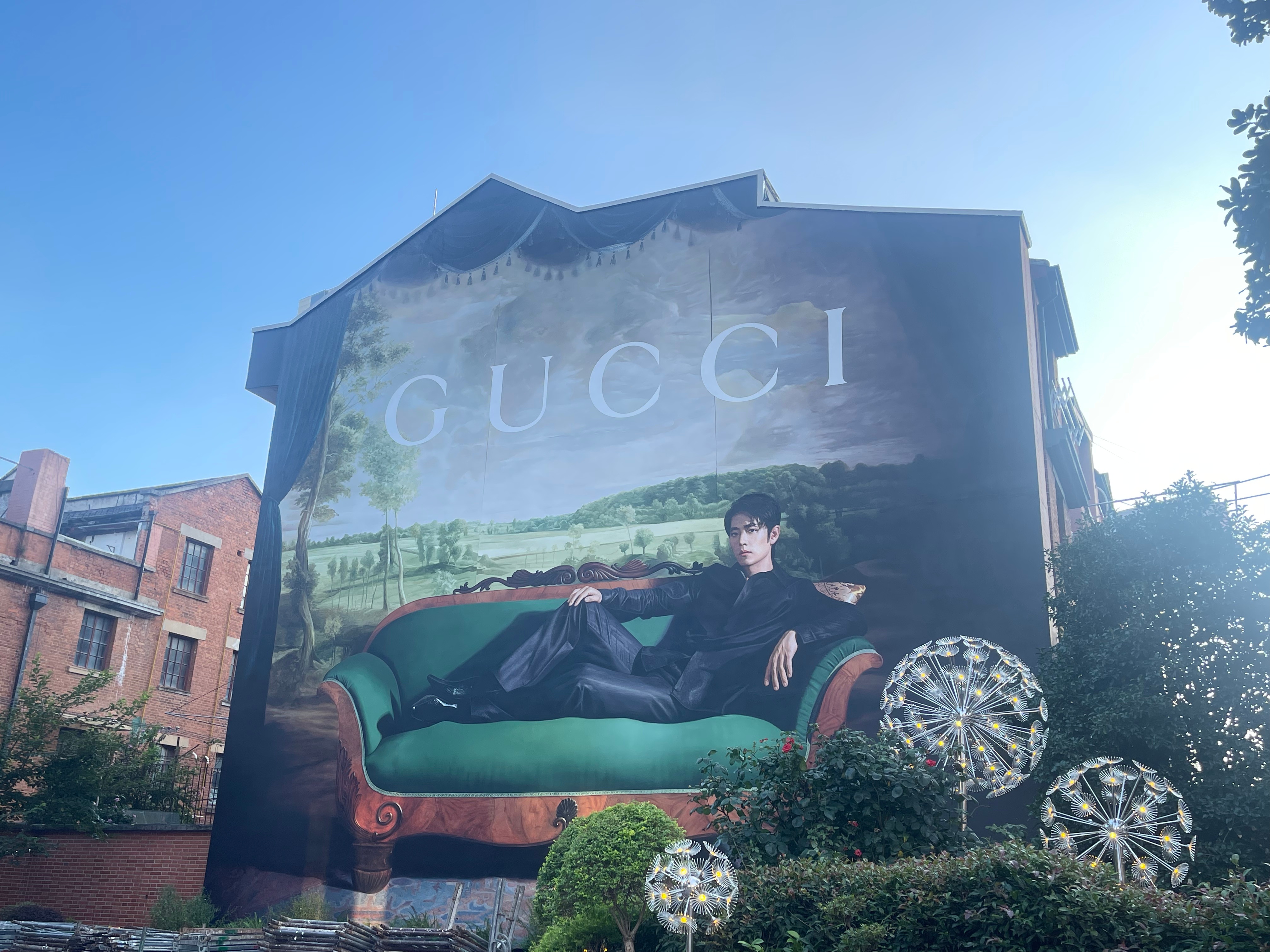 属于GUCCI全球品牌代言人肖战的全新篇章到来，2026秋冬成衣地广大片以及第三