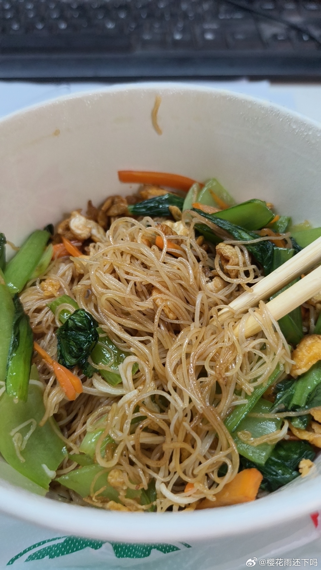 吃饭啦，实在不知道点什么了，那就点个炒粉干吧 
