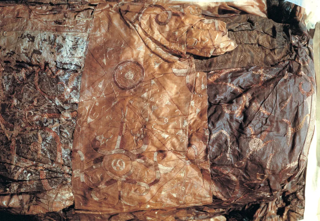 湖北荆州马山1号楚墓出土战国中晚期 凤纹绣绢䋺衣 