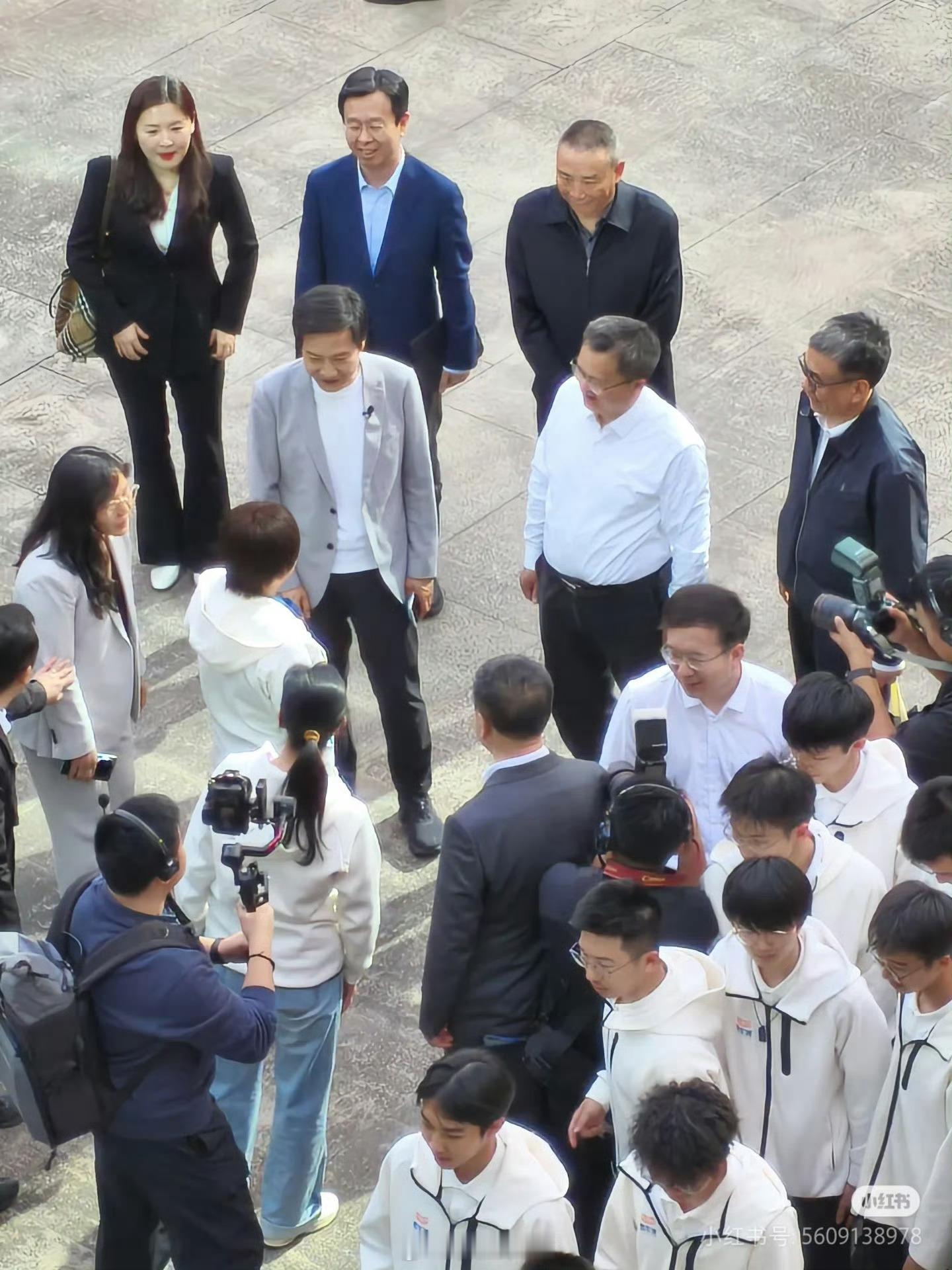 雷军同雷军班同学拍大合照万事OK似乎成为小米另一大Slogan了？雷总能把自己当