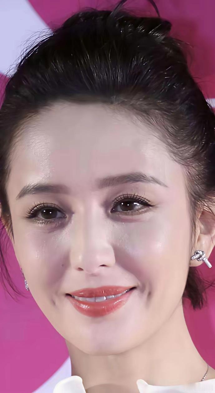 佟丽娅生图状态特别好，五官立体面部折叠度高，简直无敌了 