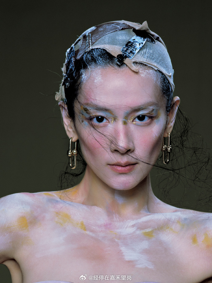 陈昊宇vogue出图陈昊宇在自己脸上画涂鸦 这组图真的值得放大看！连光影都像是作