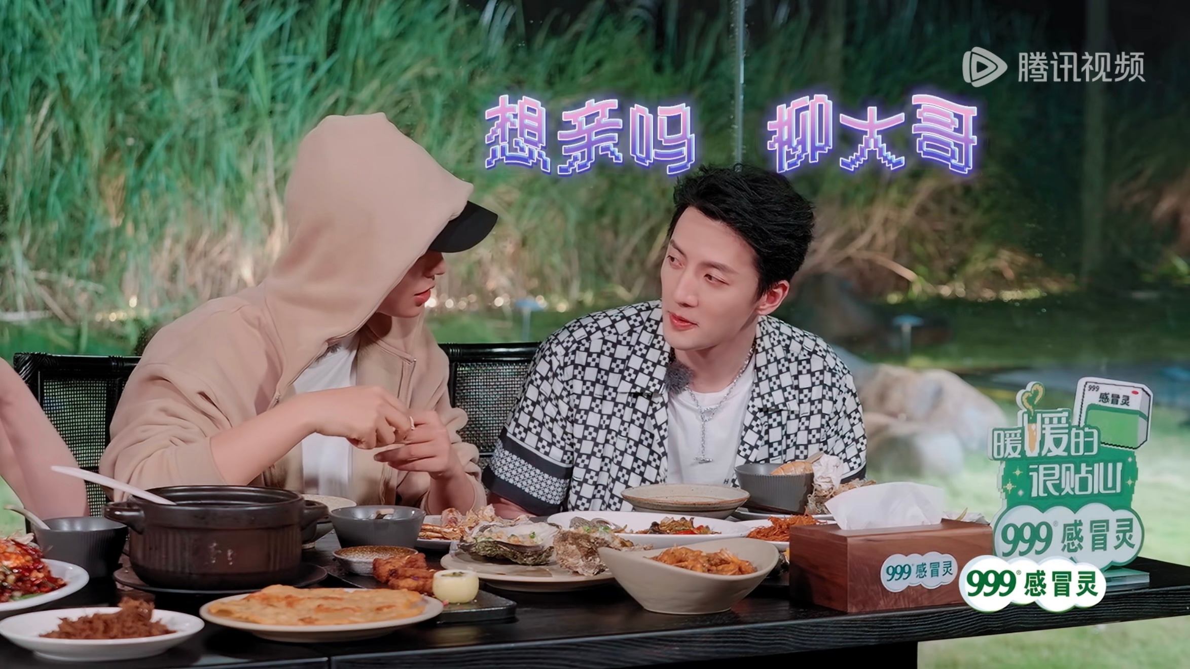 俩男的就这样互相贴脸 