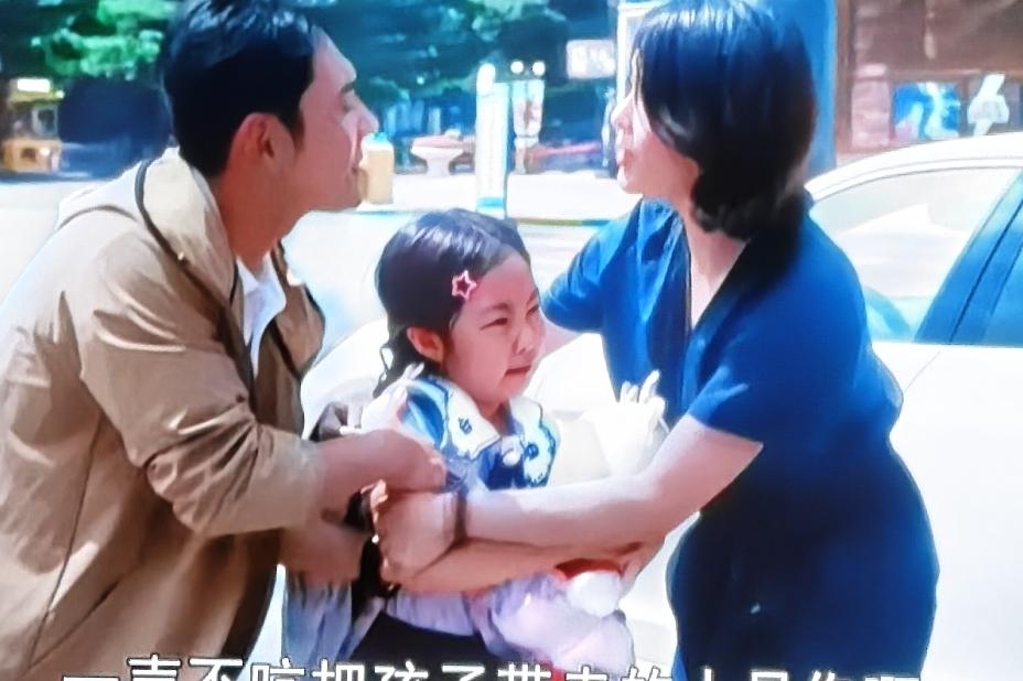 央视热播剧《蒸蒸日上》里的程非诉赵嘉离婚案，二人本是大学同窗，做了多年夫妻，育有