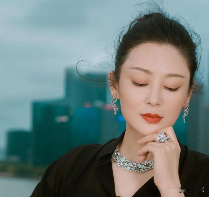素颜出现在巴黎博物馆，被说老了，其实她正忙着修复胶片。
她不是在养老，是在工作；