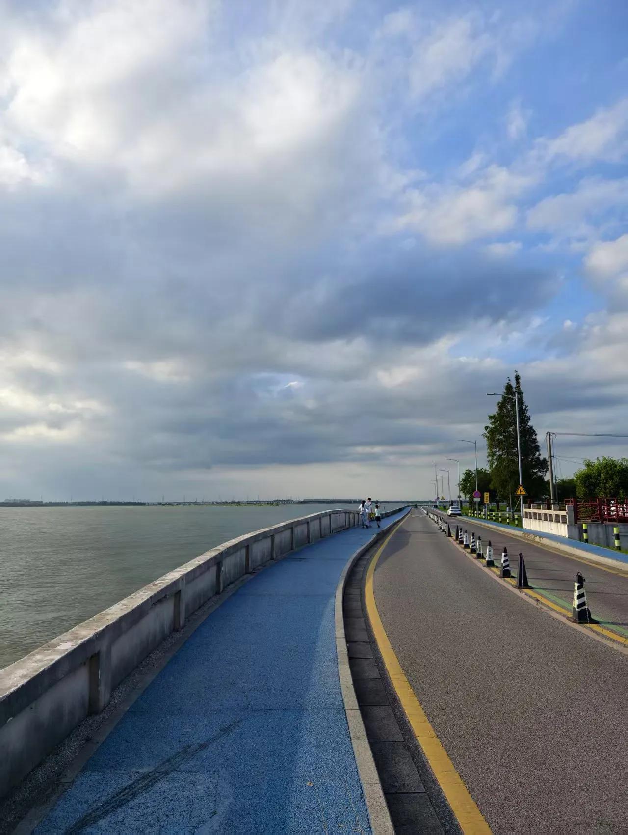 淀山湖边现在很漂亮了，沿着环湖大道慢慢开，定位“漫港”，是伸入湖中的一个半岛的尖
