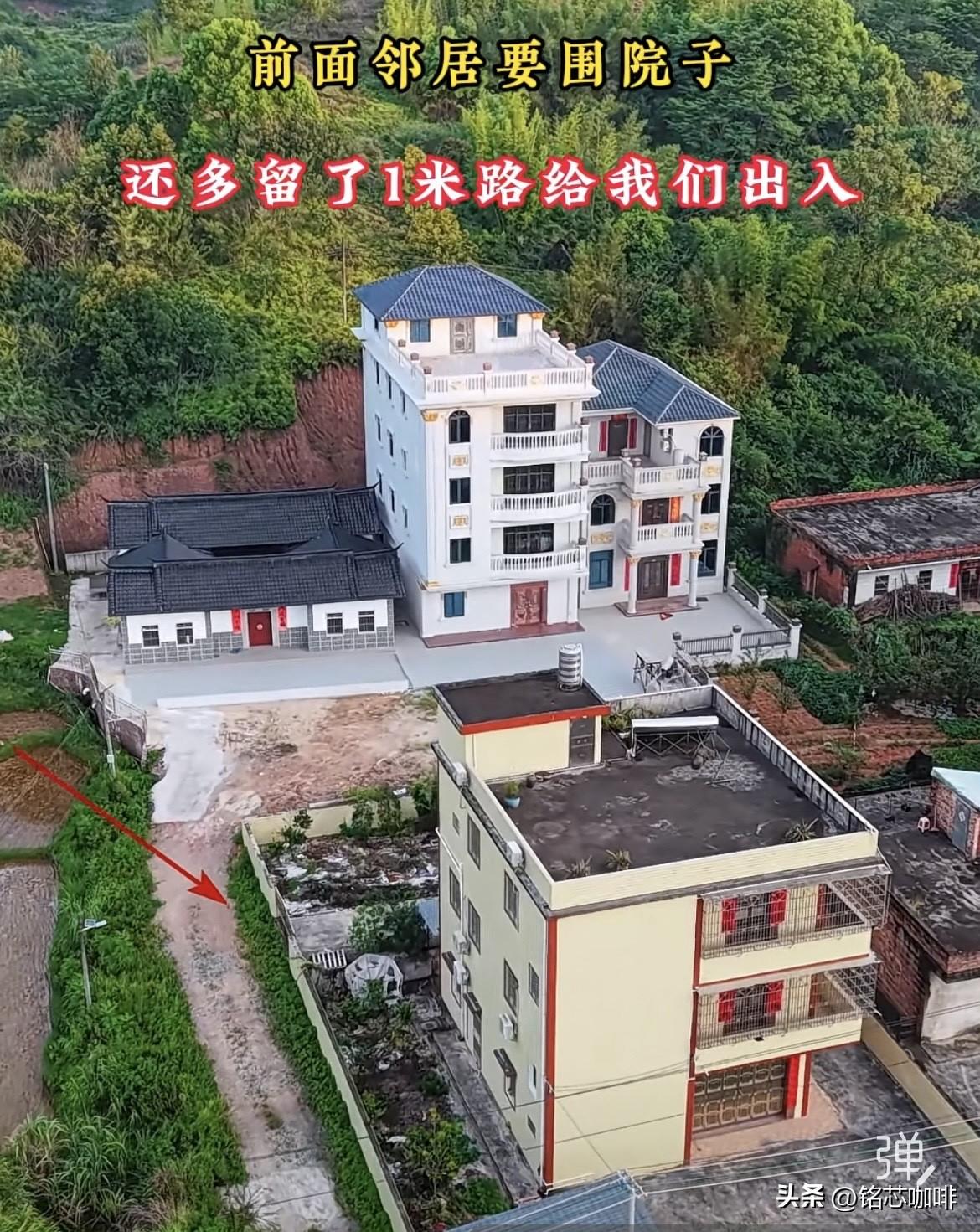 前面邻居要围🧱院子，
还多留1米路给我们出入。
这邻居格局太大了[赞][赞]