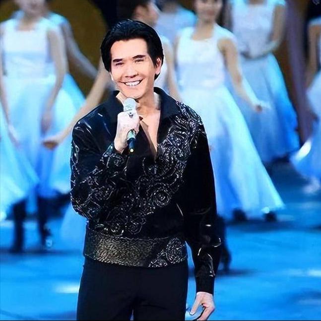演员，费翔说，美国演员的敬业程度，超乎你的想象，纽约有八万多演员，能够获得一个岗