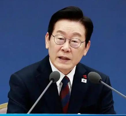 韩国总统李在明：汉字好啊，汉字得学！不学汉字，连自己的名字都不会写。
 
李在明