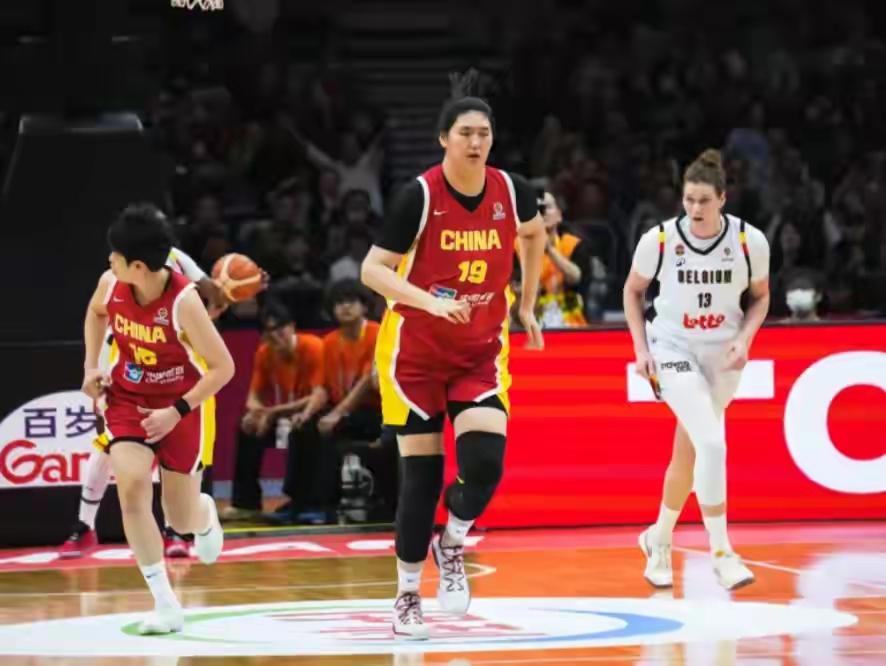 目前的中国女篮，难道指望他们打出摧枯拉朽的比赛吗？这套围绕双中锋的打法，预选赛之