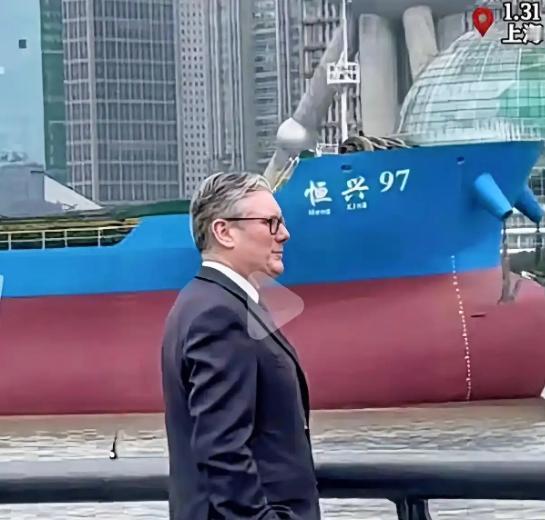 不知道是有意安排，还是巧合？英国首相斯塔默访问上海期间游览了上海黄浦江，斯塔默和