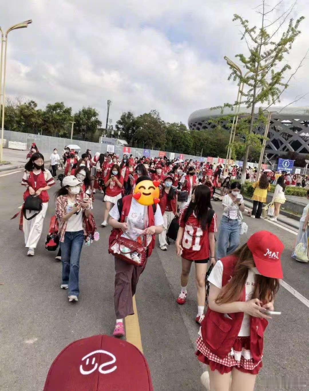 苏新皓徐州演唱会人气现状徐州二周年演唱会现场红海氛围感拉满，成片的红色灯牌汇成壮