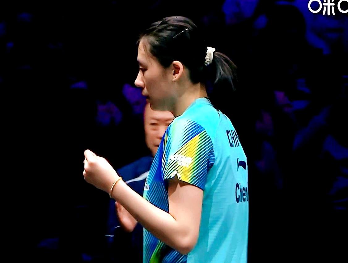 两局打成平手，第三局却被拉开到6比11，场面有点刺眼。
侯英超气得几乎跳脚，直指