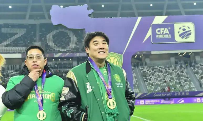 九年，李明把总经理坐成了铁板凳，冠军却一次没摸到。
两座足协杯，听着体面，可中