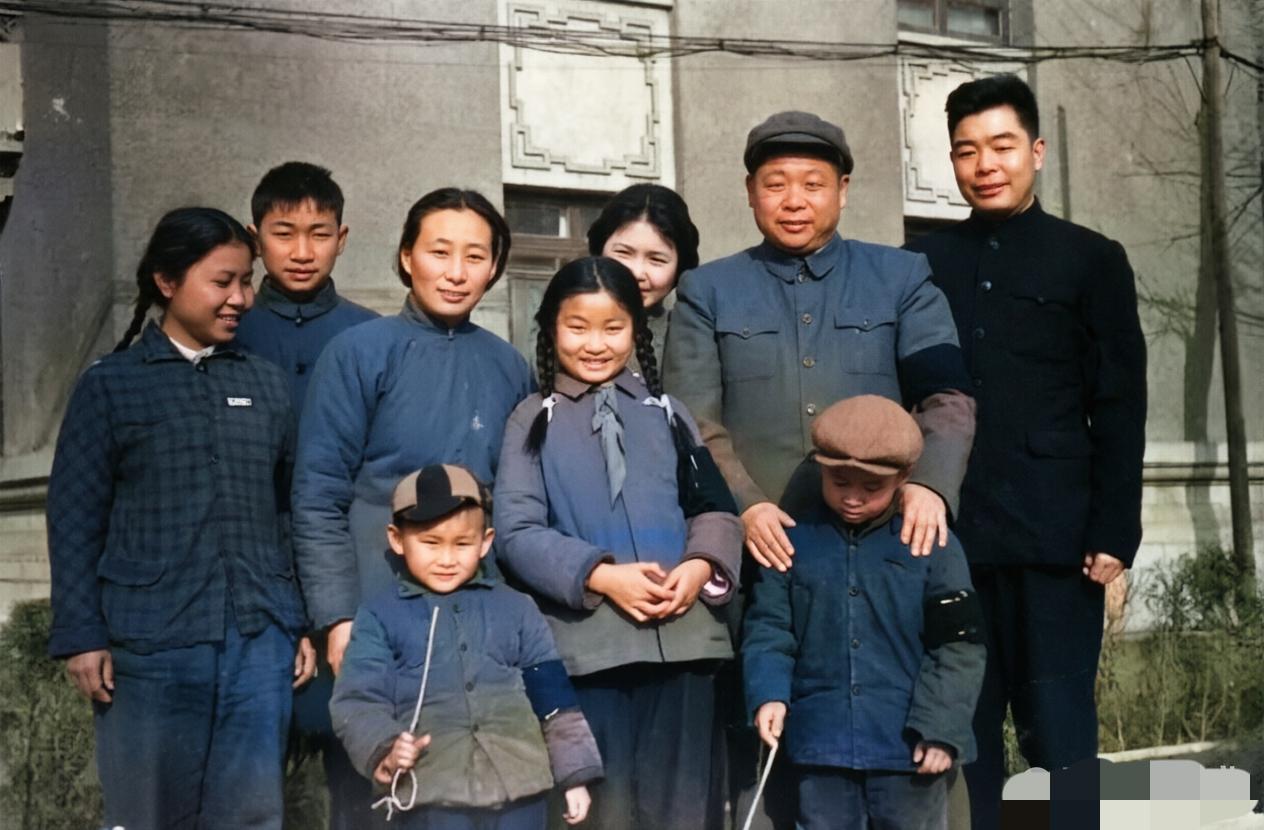 开国上将，陈锡联将军的“全家福”。陈锡联一生有过两任妻子，原配不幸在1948年春
