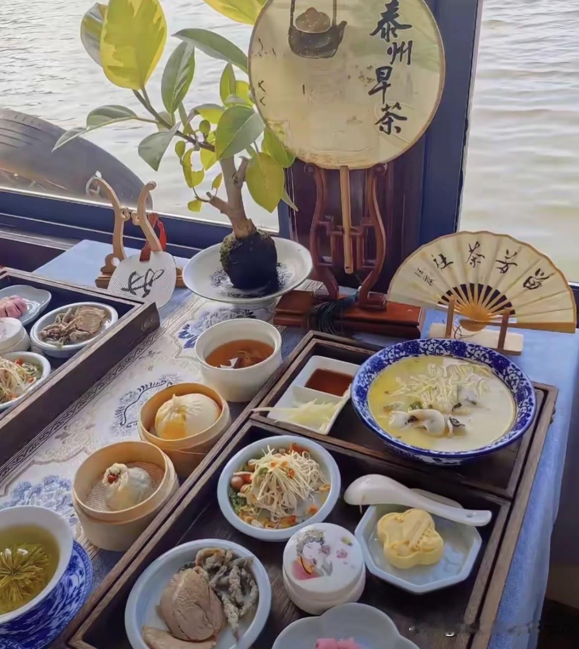 今年外地战友来江苏玩，我带他先到南京、扬州玩了一圈，并带他品尝扬州早茶，点了干丝