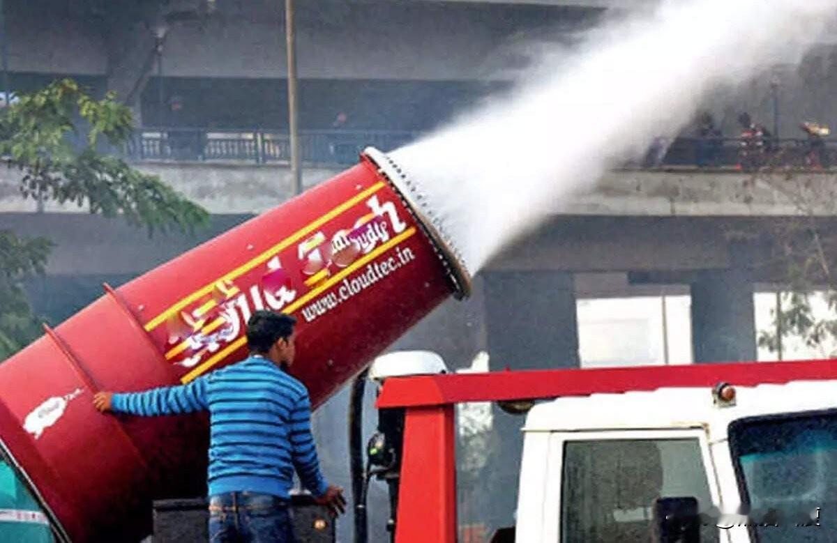 在成为全球污染第一国后，印度终于出手了。

今天在新德里的13座高楼楼顶上，全部