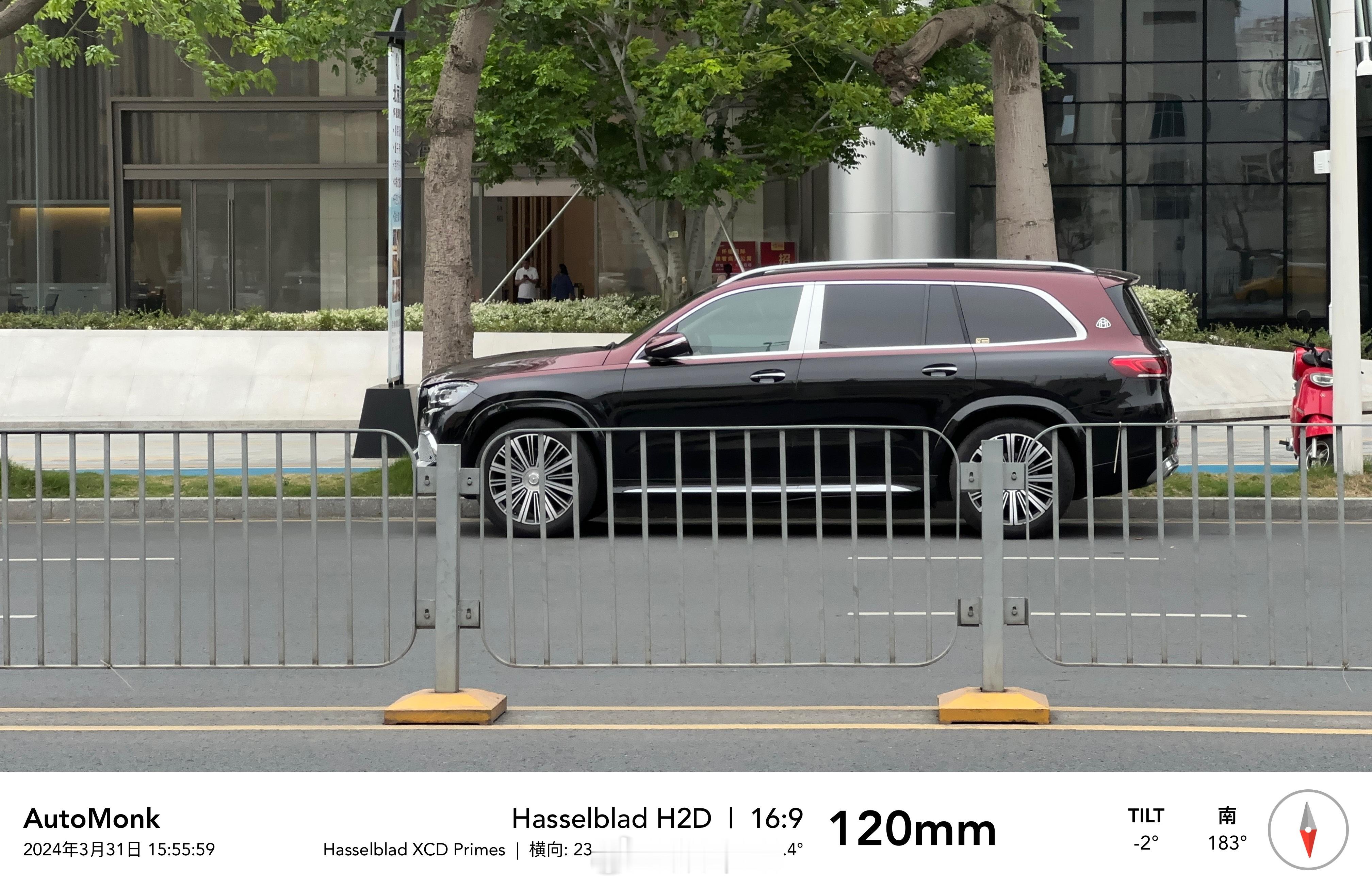 碧玺红/曜岩黑双色车身的迈巴赫GLS，很少见但很好看，还有一个喜欢的配色是皓沙银