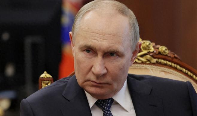 最近战斗民族的生育政策直接炸翻全网，总统普京开大会时放话，以后俄罗斯家庭生三个及