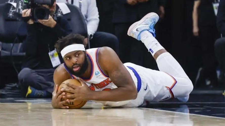

NBA记者Yaron Weit 报道，尼克斯的米切尔-罗宾逊尚未从今年5月的