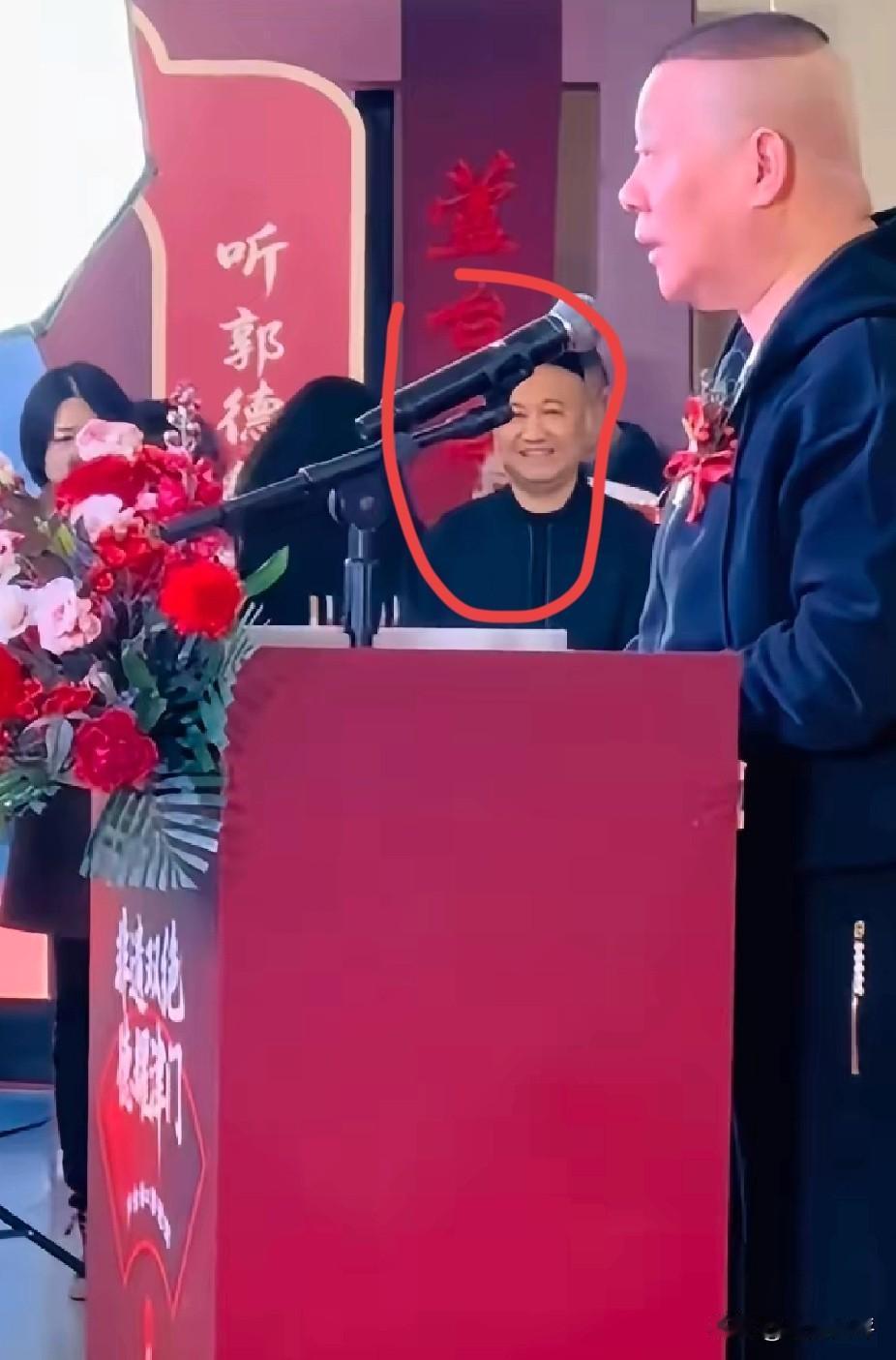 郑好质疑顽皮身份，让顽皮拿出德云社的盖章证明自己。

昨天郭德纲出席芦台春庆功会