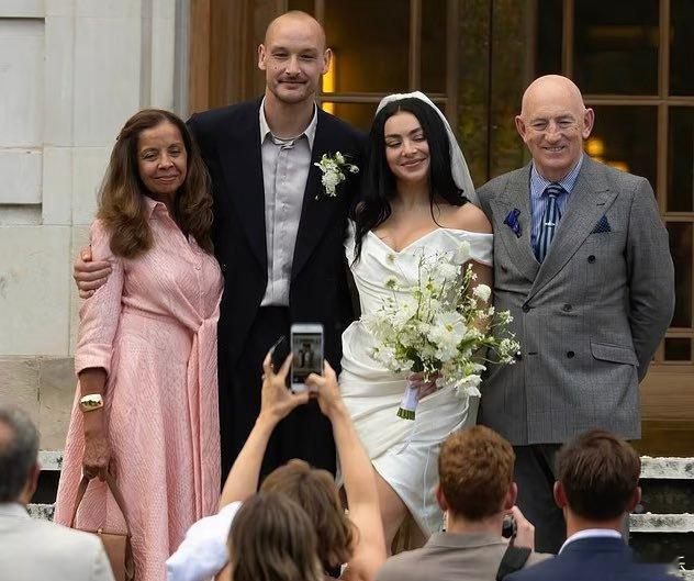洗茶婚礼洗茶结婚 据外媒，“洗茶”Charli xcx与The 1975乐队鼓手