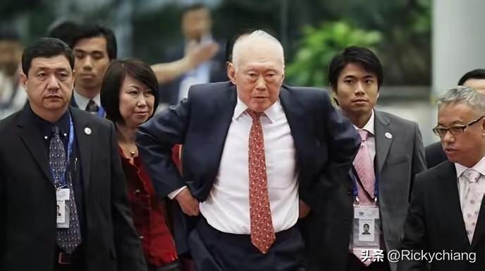 这些年新加坡华人在新加坡当局的实质上的去中国化动作下，早已没有了民族认同感，可怜