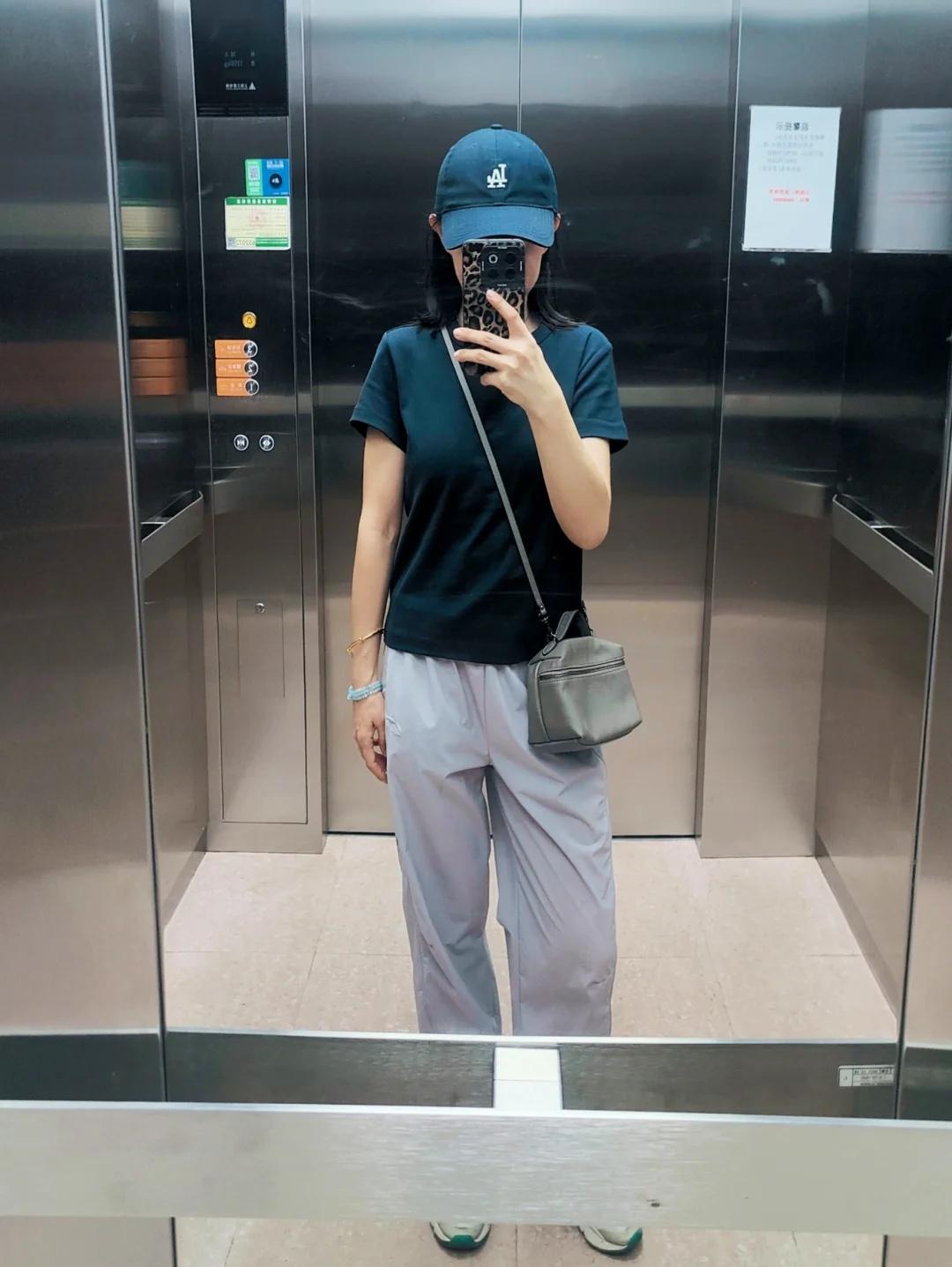 普通人日常穿搭
✅T恤:H&M藏蓝色T恤
✅裤子:Lining速干裤 淡紫色 超