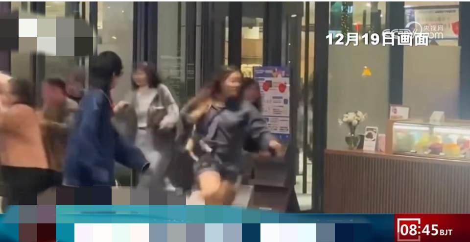 惊悚！台北街头现“防毒面具刀手”，4死5伤！凶手竟是27岁逃兵通缉犯
 
台北晚