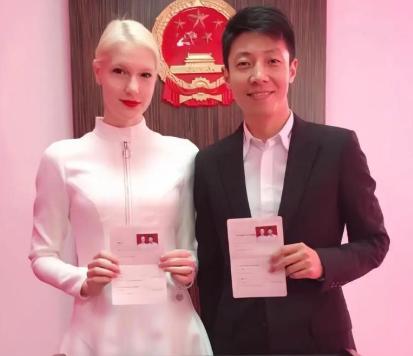 八年前，亿万豪门千金李白，执意要嫁给撒贝宁，而与父亲决裂。八年后，李白终于明白，