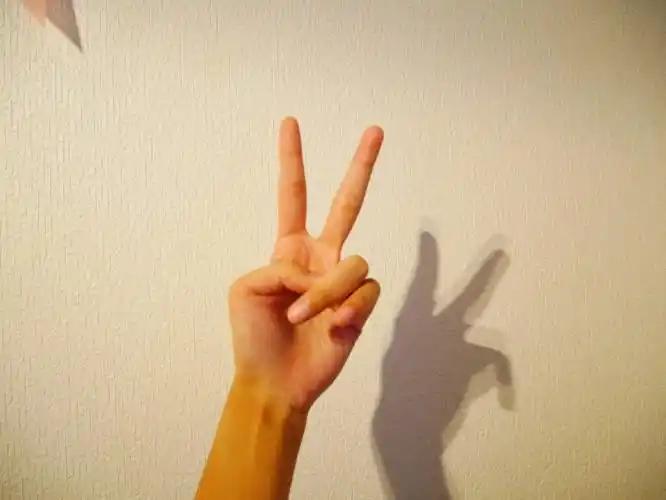 拍照时比个“剪刀手”，是很多人下意识的习惯动作，但这个看起来充满开心和善意的姿势