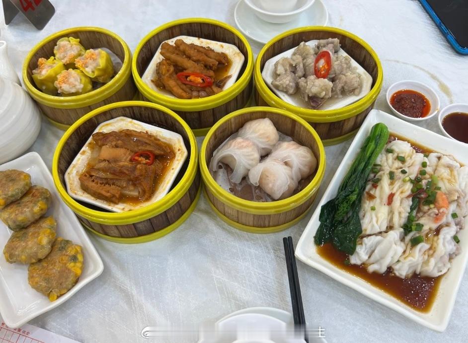 和助理正在吃早餐，朋友们吃了吗？吃完好操作，不要每天看着老杜我的策略赚钱而你却不
