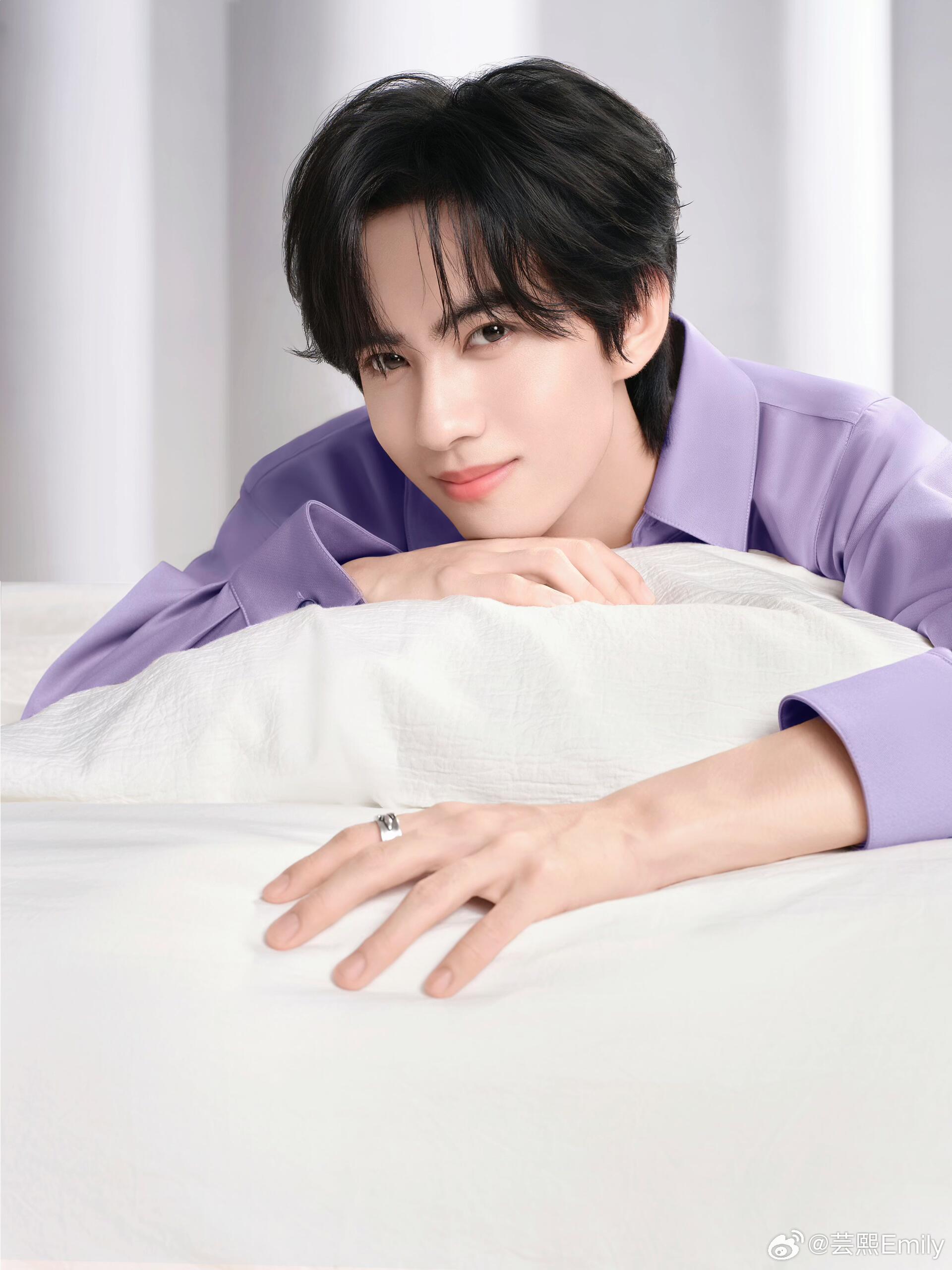 刘轩丞 ✖️ 欧诗漫刘轩丞欧诗漫花絮照释出，淡紫色衬衫裹着温柔滤镜，松弛姿态里揉
