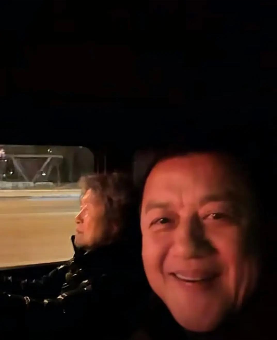 看到李亚鹏发的视频83岁母亲去接喝酒的他，满头白发，喜笑颜开，灵活自如开着车样子