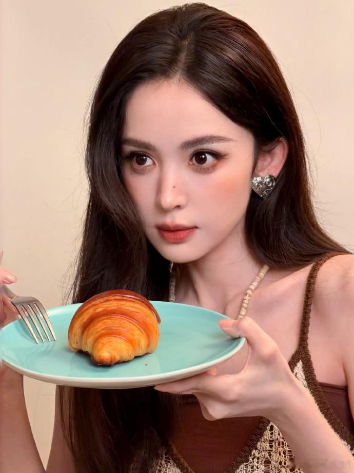 娜扎美拉德吊带上衣娜扎美拉德风好萌 美拉德吊带上衣，又美又萌 