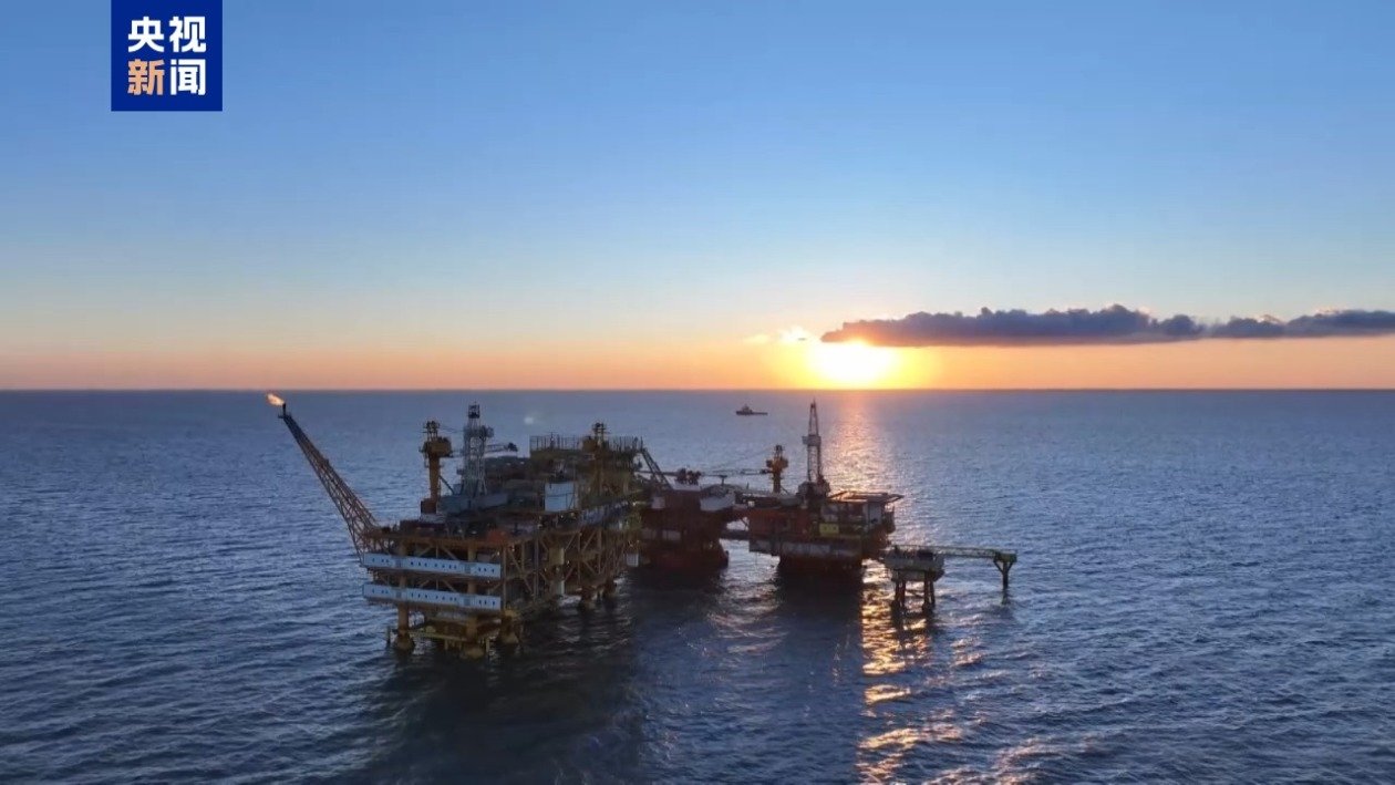 【我国海上最大油田年产油气突破4000万吨】中国海油21日宣布，我国海上最大油田