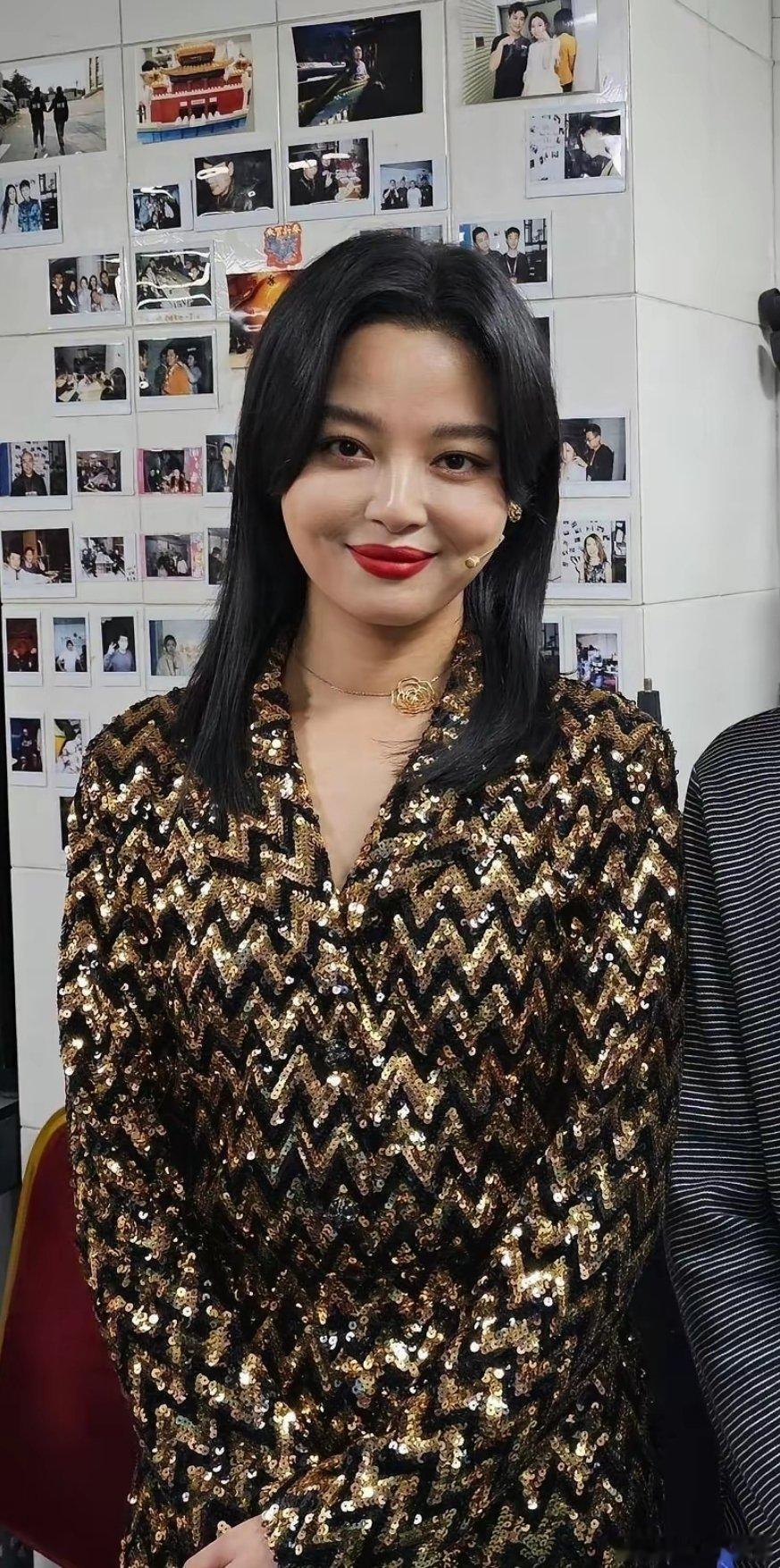 辛芷蕾真是一个奇怪的女人，明明自己和胡歌现在就是竞争关系，她的（日掛中天）和胡歌