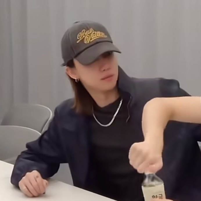 头发就这样乖顺的垂在两边，真的是欧尼啊明酱