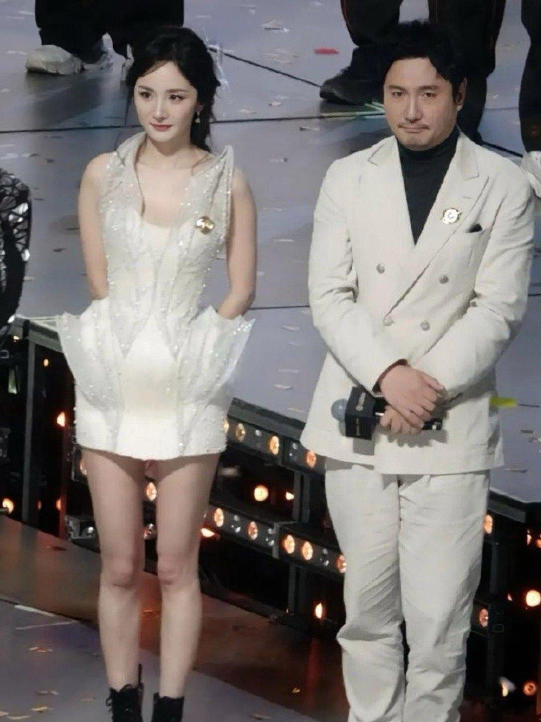 杨幂 死嘴憋住活动中，沈腾和杨幂共同参加，大幂幂现在沈叔叔边上。一只机械狗披着“