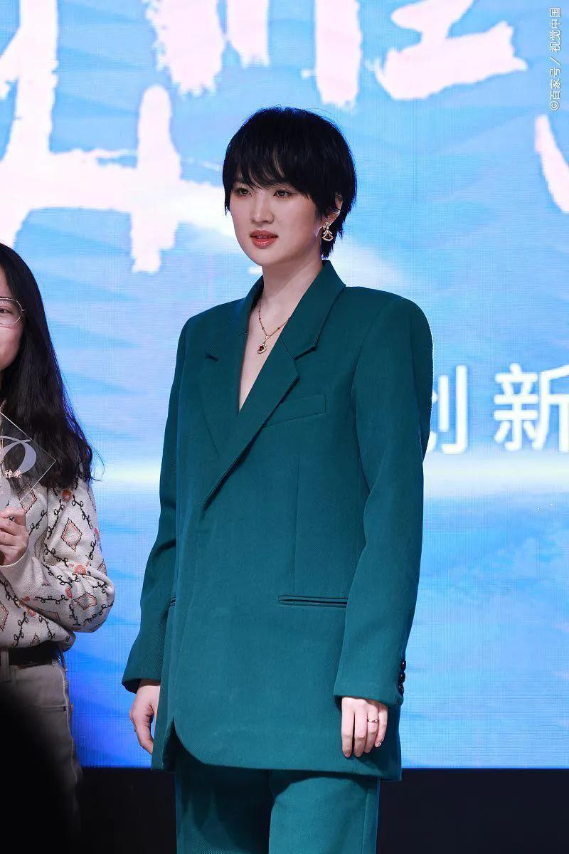 不愧是华为小公主，姚安娜这身西服套装，普通人好像，真的很难驾驭吧！但凡身高、气质