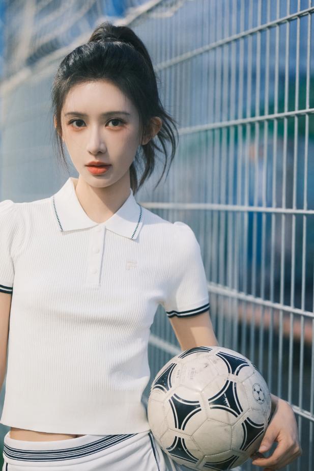 李奕臻球踢的真脏人长的真美李奕臻不愧是周星驰选的《功夫女足》看得我燃起来了，不愧