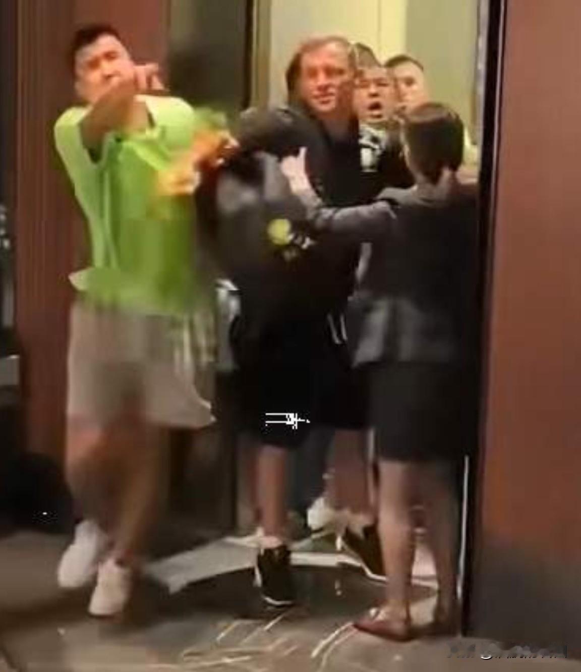 本来就是一场不该发生的冲突。
据报道，国安球员王刚与发生冲突的球迷和解。

看到