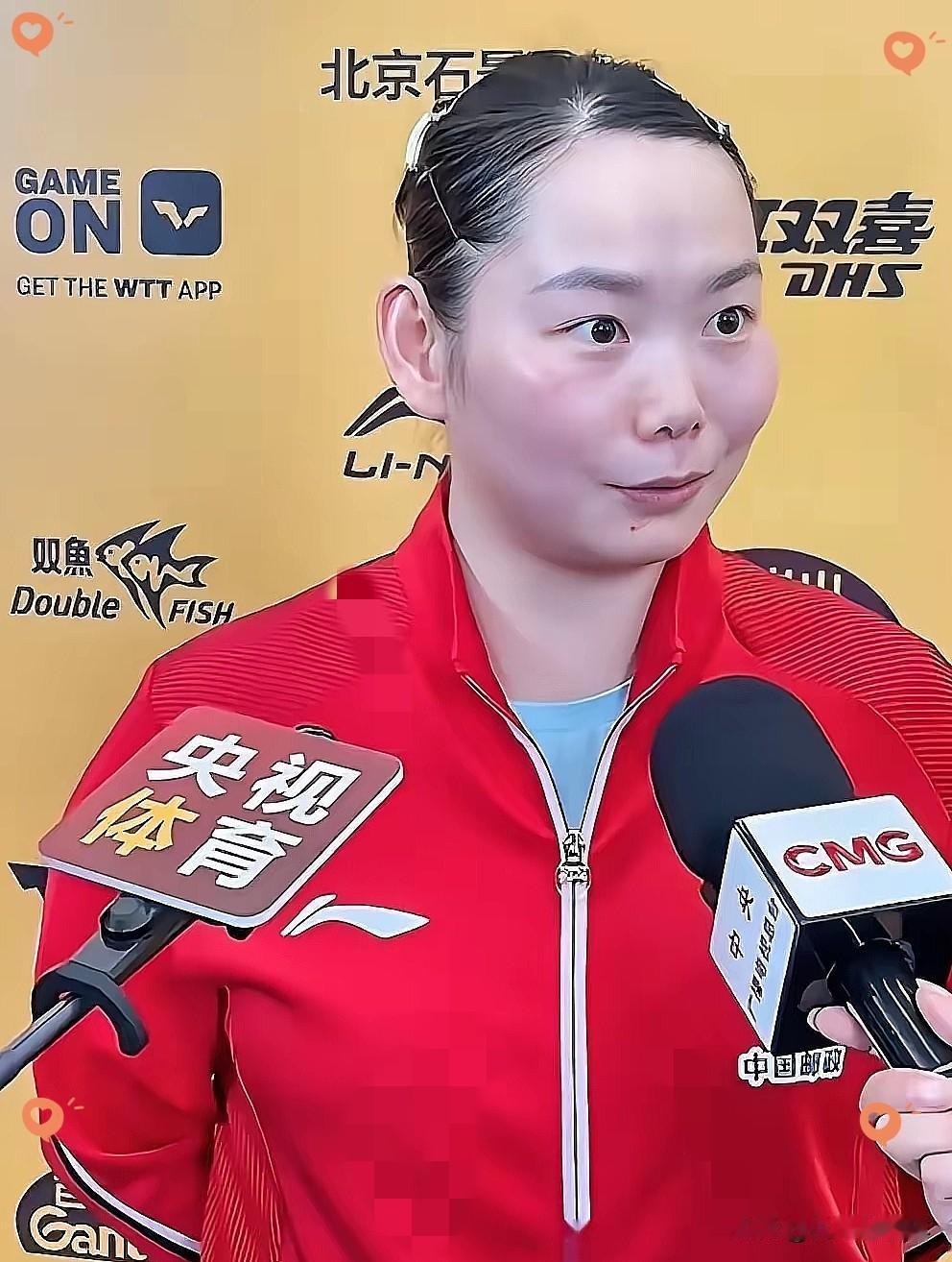 何卓佳赢下队友王晓彤，
赛后采访时，
她非常真诚的说，今天打的不是很好，因为过程