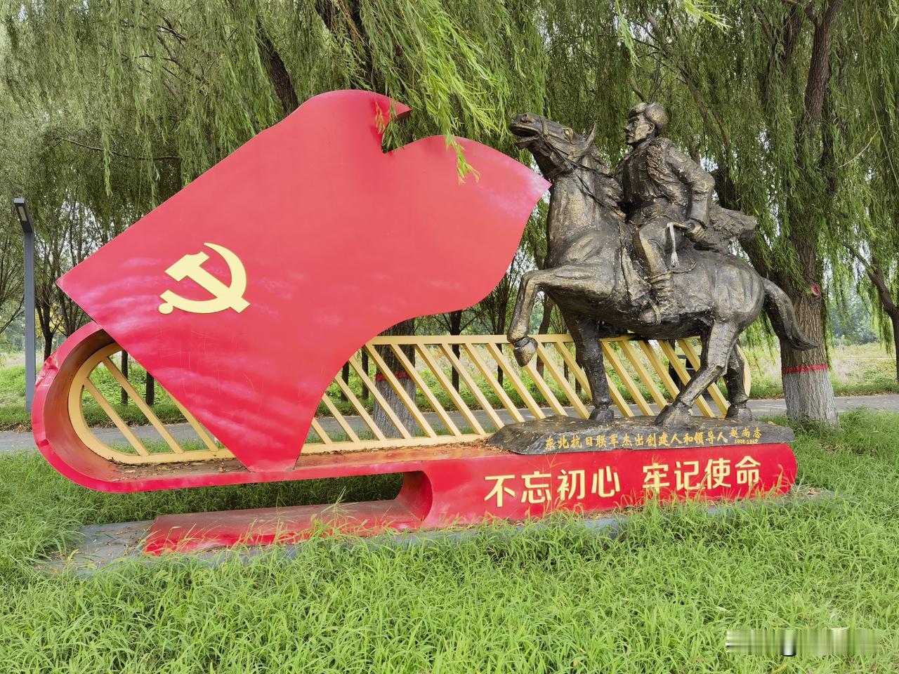 齐东古城偶遇尚志广场，好多游客都看懵了，我也愣在原地。
漫步邹平齐东古城，突然撞