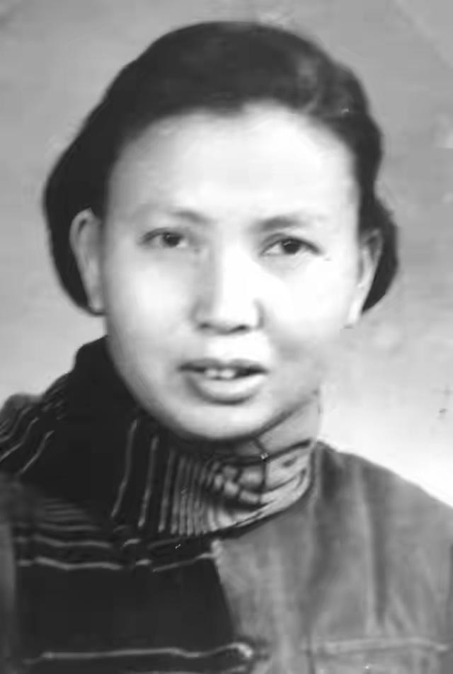 1941年，女战士莫林被敌人痛打。突然，敌人问了一句：“你认识莫林吗？”，莫林强