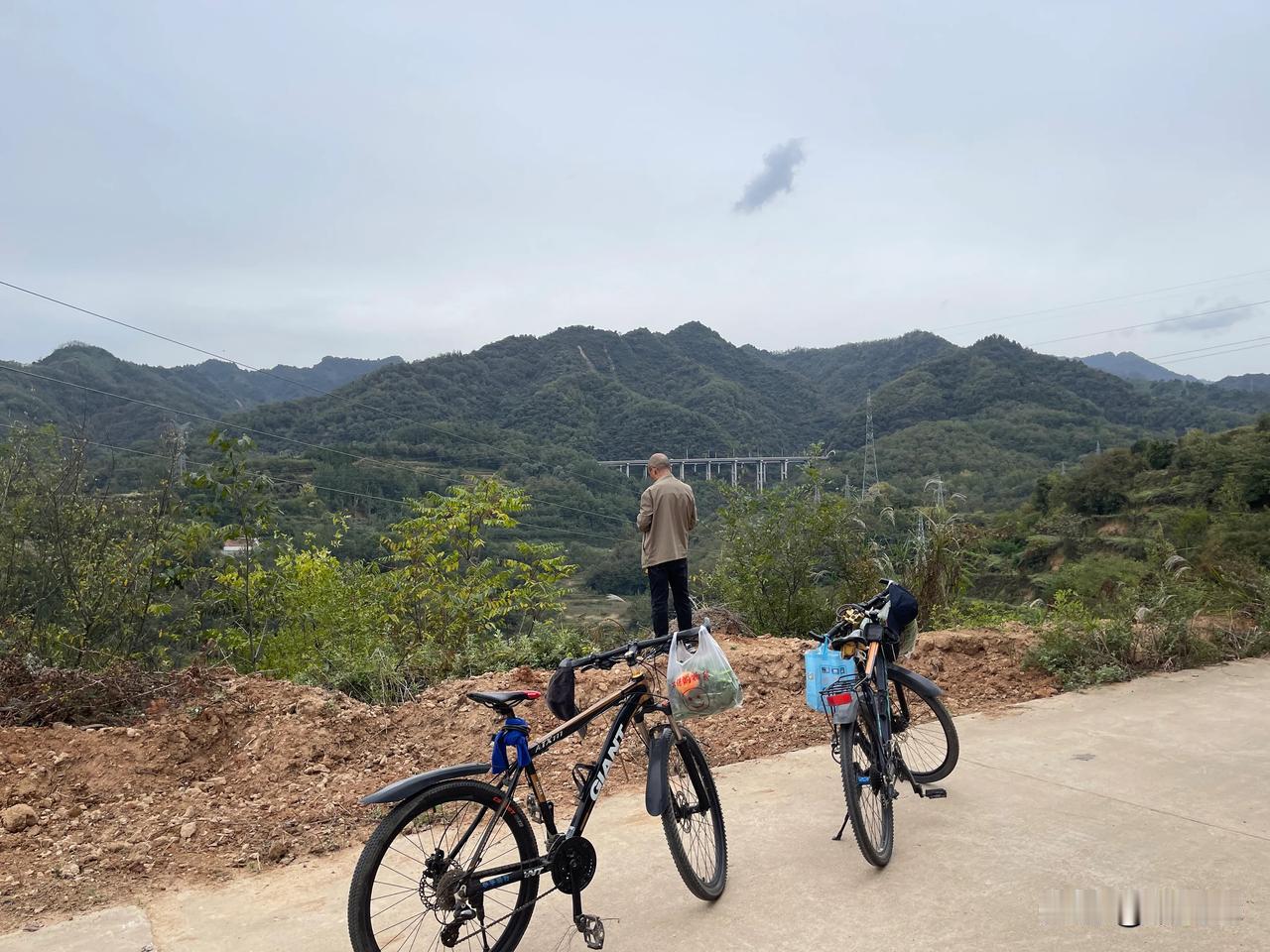  这几天，秋高气爽，温度适宜，不冷不热，宝鸡气温在摄氏二十度左右，适合骑自行车户