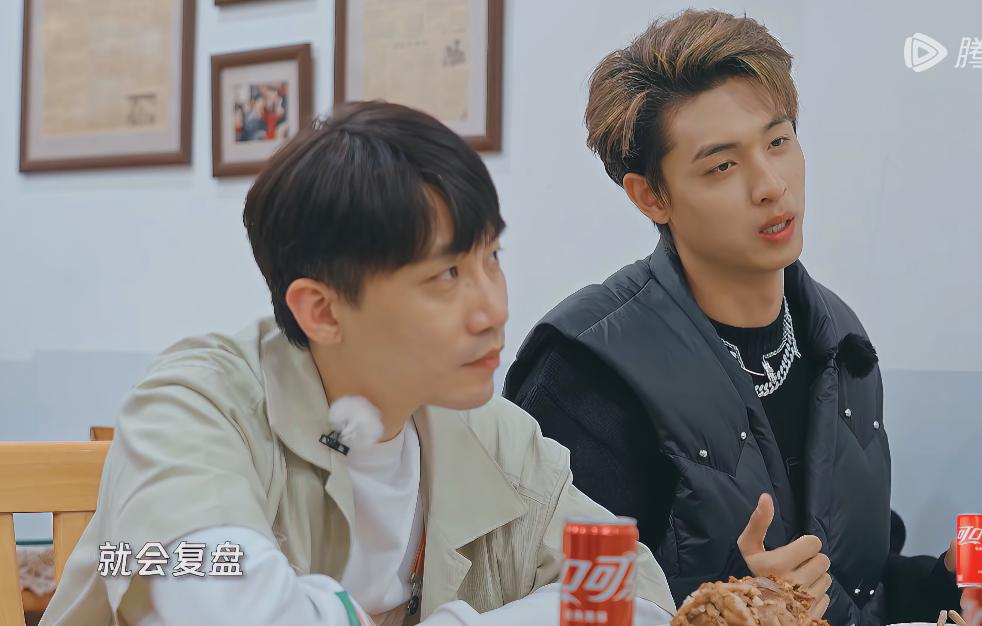 杨迪问秦霄贤何九华：你们每次演完会复盘吗？老秦：会，比如说像我们俩刚搭档就会复盘
